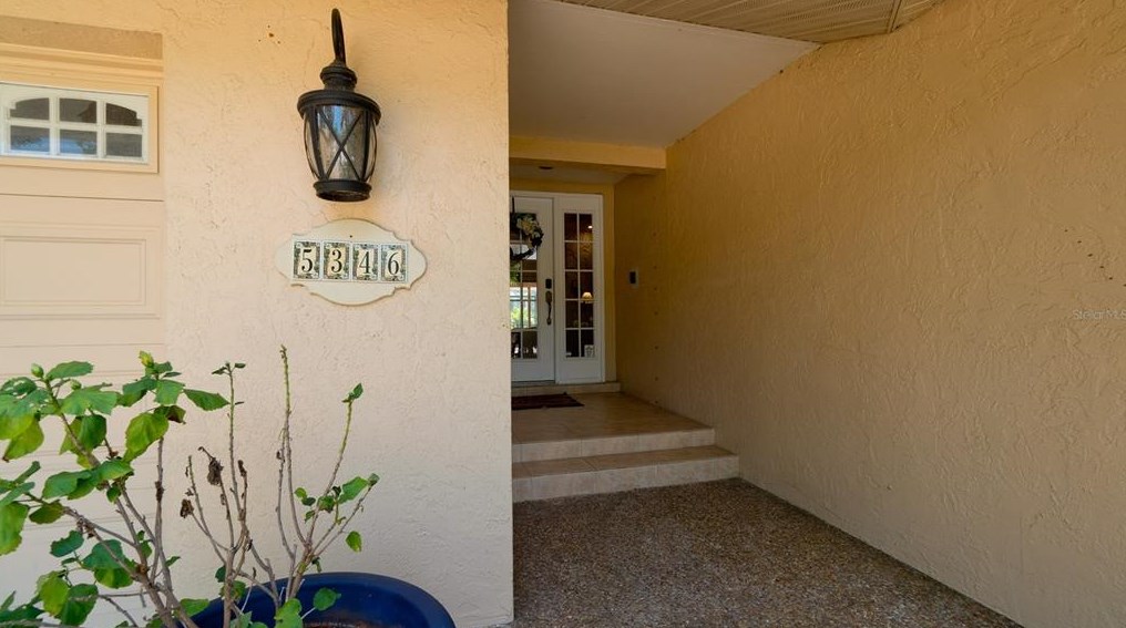 5346 Dominica Cir, Sarasota FL  34233-3817 exterior