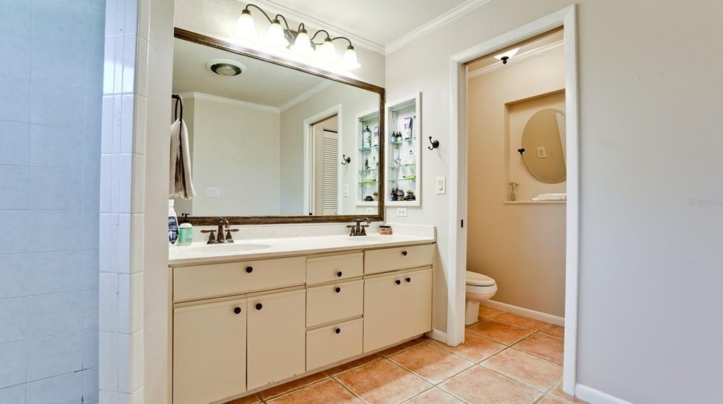 5346 Dominica Cir, Sarasota FL  34233-3817 exterior