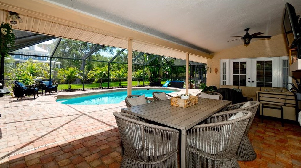 5346 Dominica Cir, Sarasota FL  34233-3817 exterior