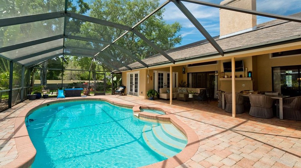 5346 Dominica Cir, Sarasota FL  34233-3817 exterior