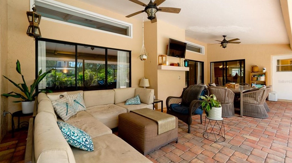 5346 Dominica Cir, Sarasota FL  34233-3817 exterior