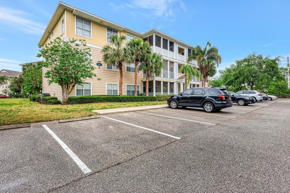 4802 51st St W #704, Bradenton, FL 34210