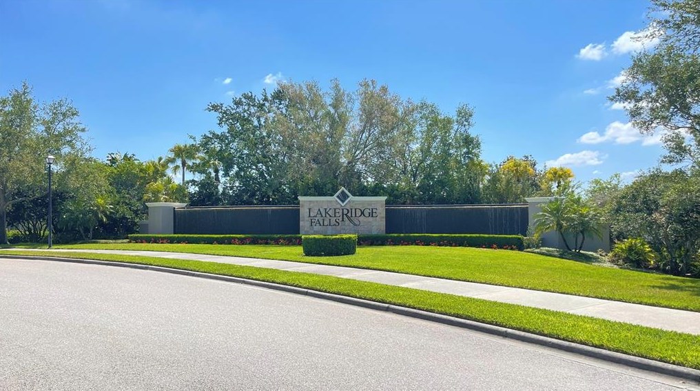 4117 Cascade Falls Dr, Sarasota FL 34243-4284 exterior