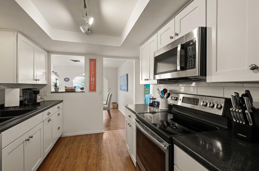 608 Foxworth Ln, Bradenton Beach FL  34217-1221 exterior