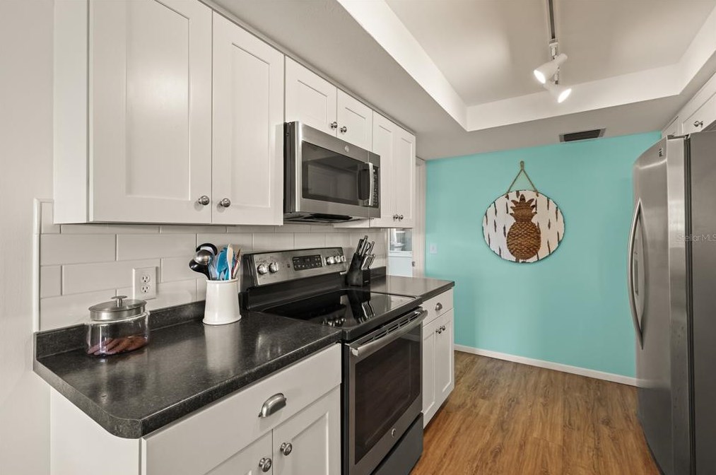 608 Foxworth Ln, Bradenton Beach FL  34217-1221 exterior