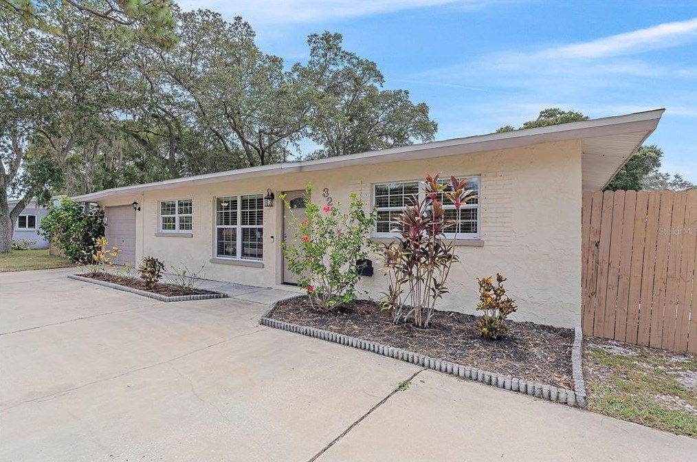 322 Midwest Pkwy, Sarasota, FL 34232-1553