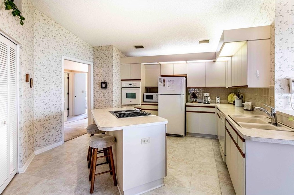5692 Beaurivage Ave, Sarasota, FL 34243-2686