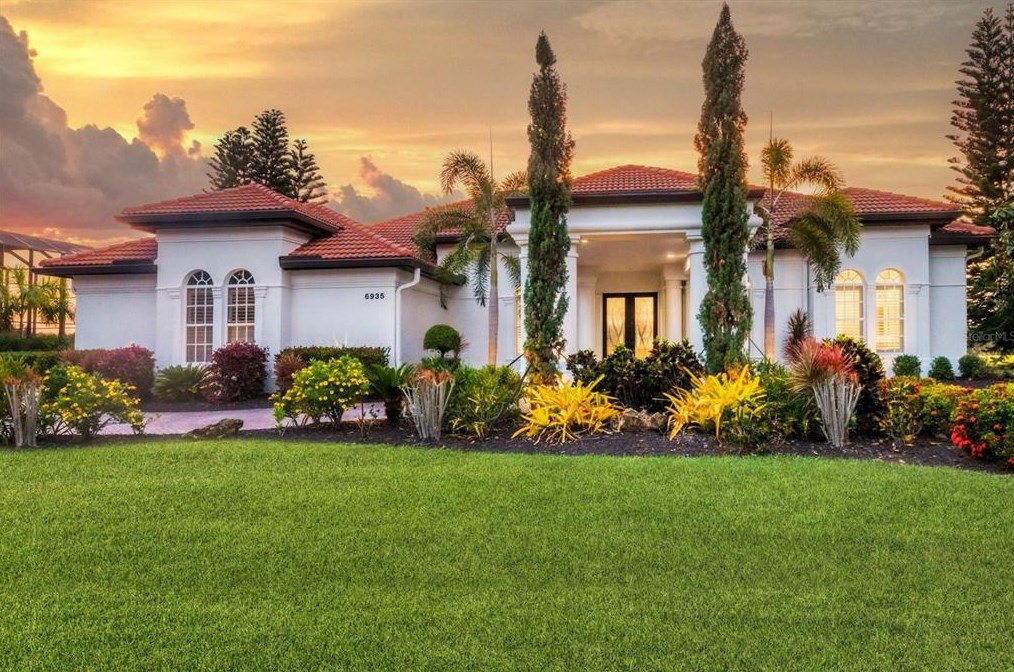 6935 Westchester Cir, Bradenton, FL 34202