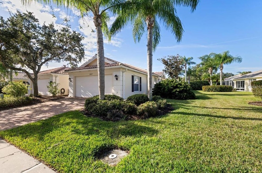 8857 Etera Dr, Sarasota, FL 34238-4745