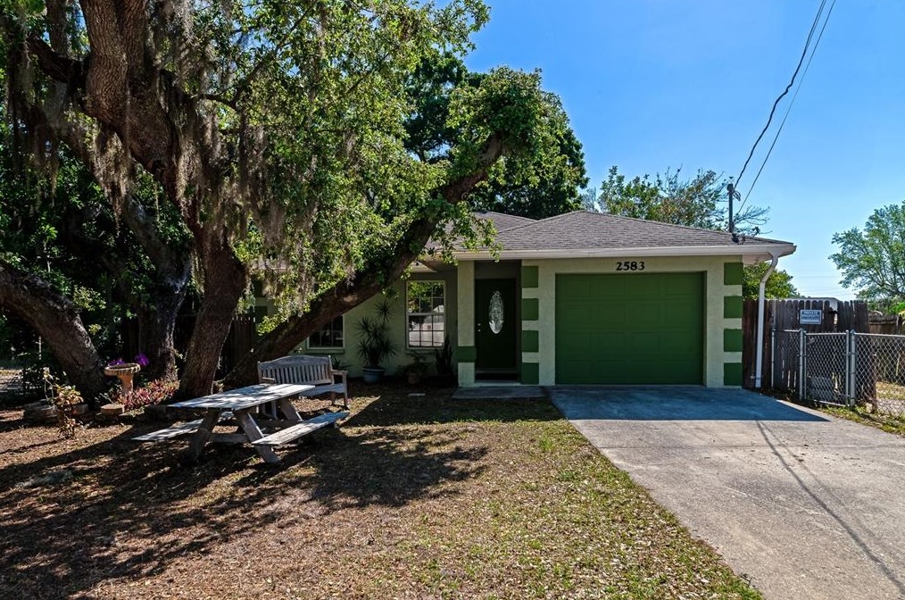 2583 4th St, Bradenton, FL 34208-3621