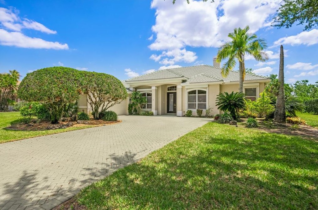 9060 Misty Creek Dr, Sarasota, FL 34241-9570