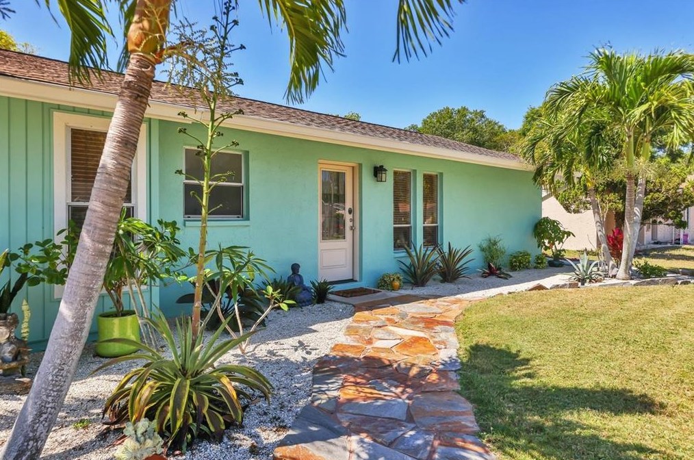 824 Queen Palm Ln, Sarasota, FL 34243-1726