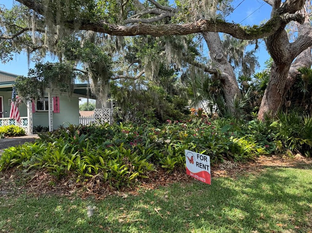 3372 Mayflower St, Sarasota, FL 34231-8210