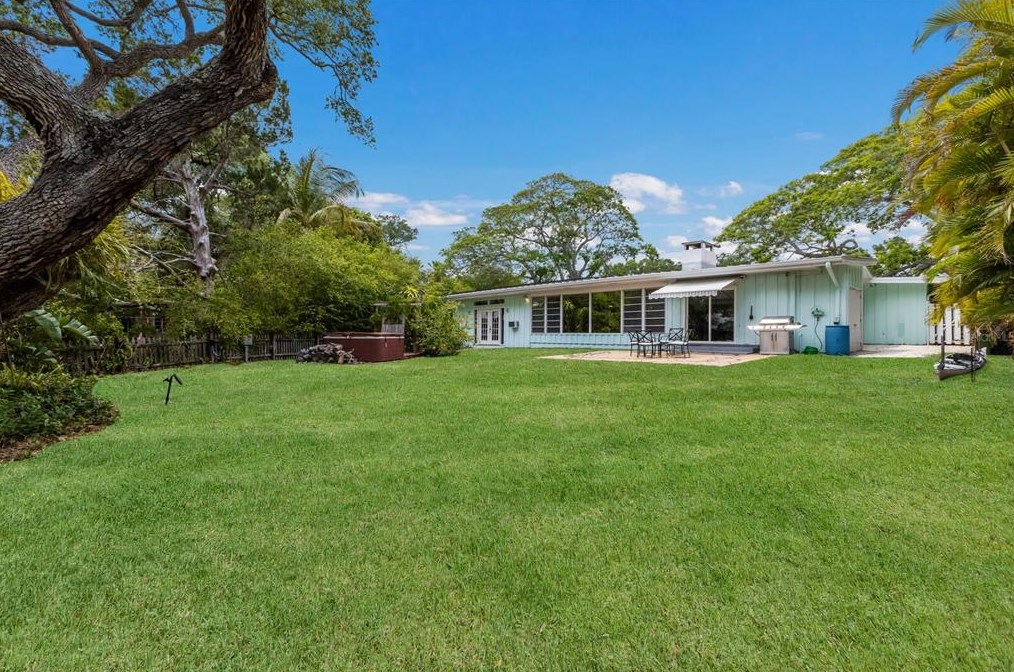 940 Caloosa Dr, Sarasota FL 34234-8322 exterior