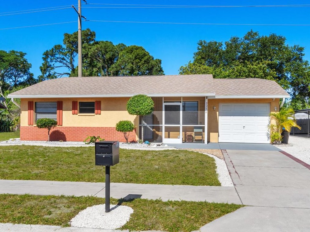 2256 Seward Dr, Sarasota, FL 34234-4900
