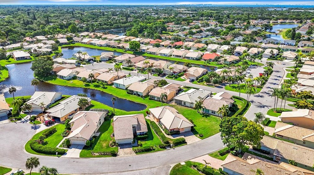 4725 Dundee Dr, Bradenton, FL 34210-2943
