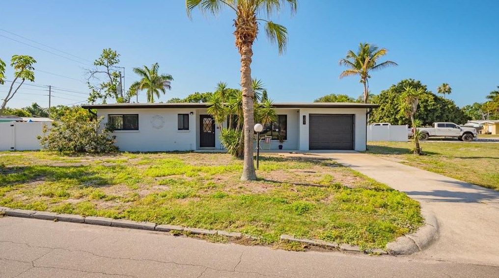 301 60th St, Bradenton, FL 34209-1756