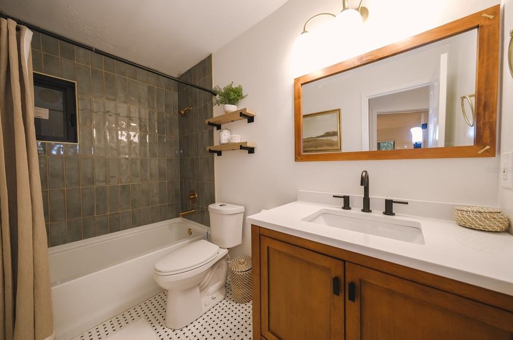 4446 Flatbush Ave, Sarasota FL  34233-1903 exterior