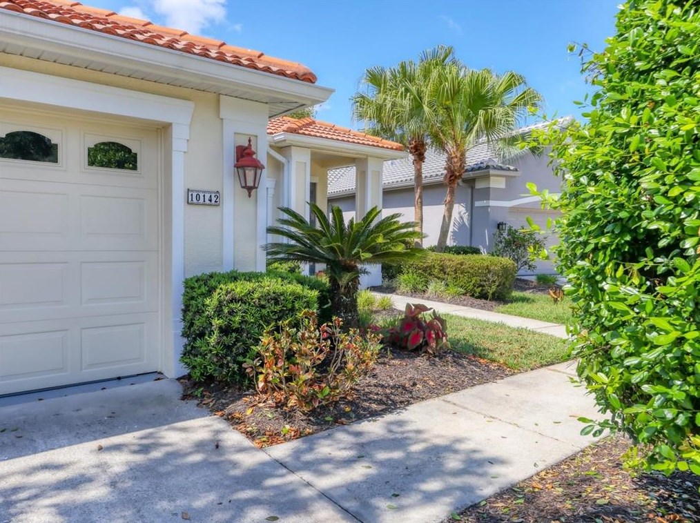 10142 Glenmore Ave, Bradenton, FL 34202-4049