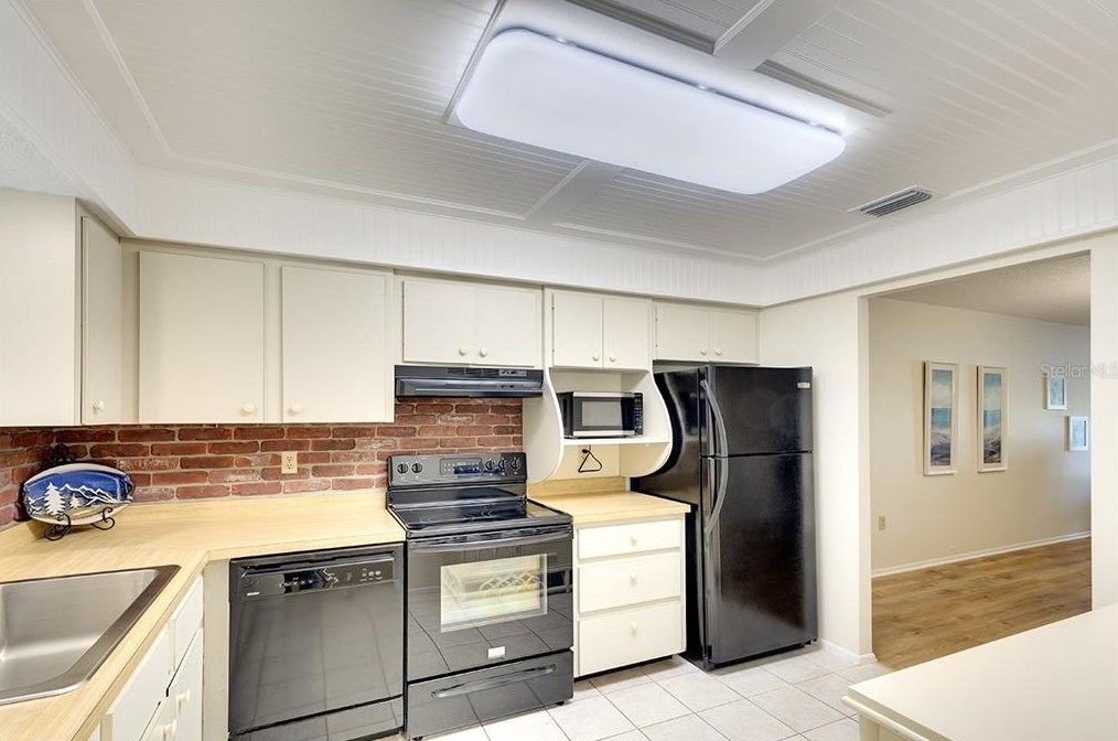 3038 Lake Bayshore Dr #102, Bradenton, FL 34205