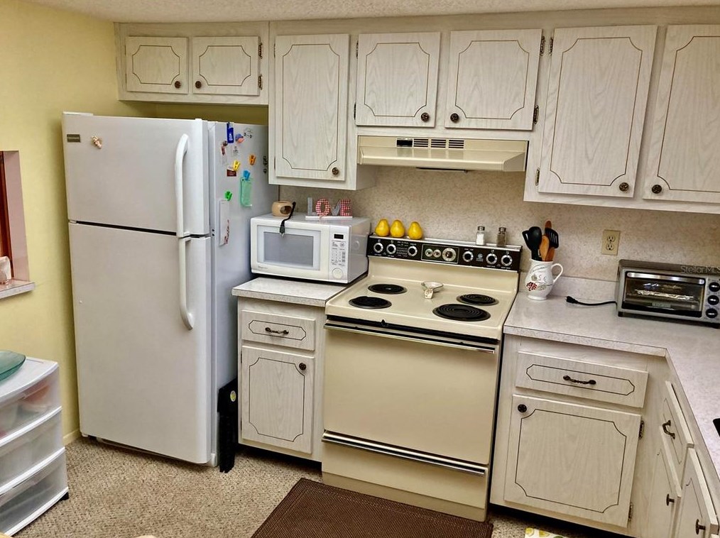3905 Lake Bayshore Dr #301, Bradenton, FL 34205