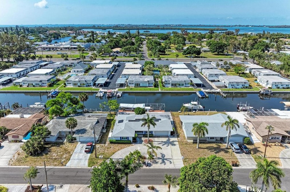 9815 Royal Palm Dr, Bradenton, FL 34210-1333