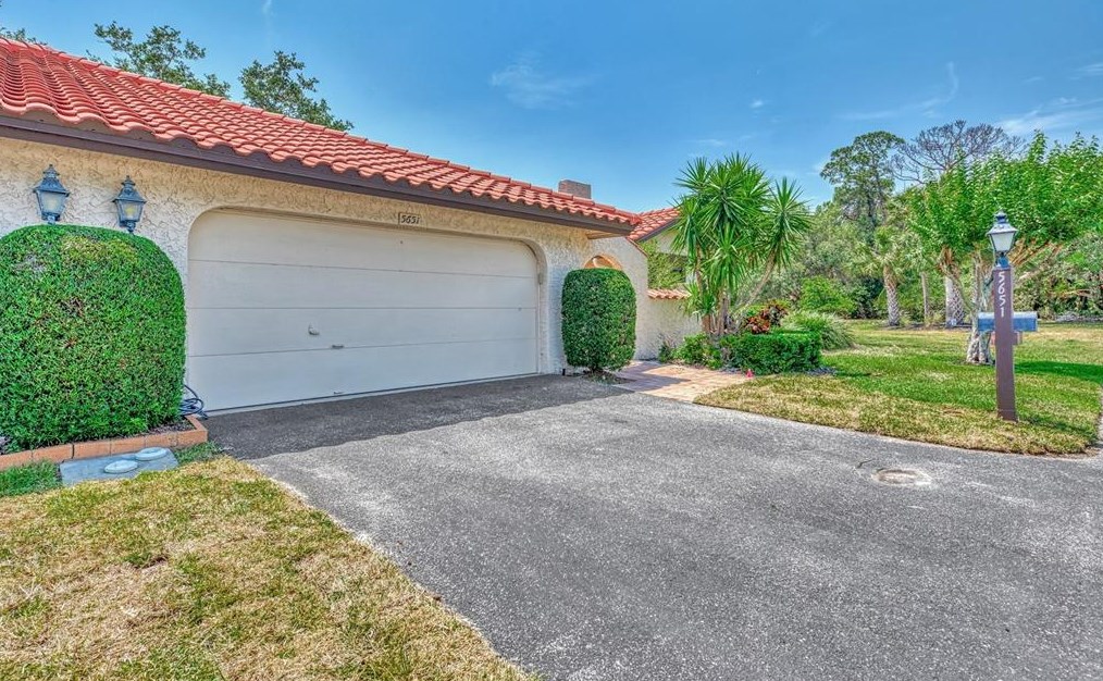 5651 Golf Pointe Dr, Sarasota, FL 34243