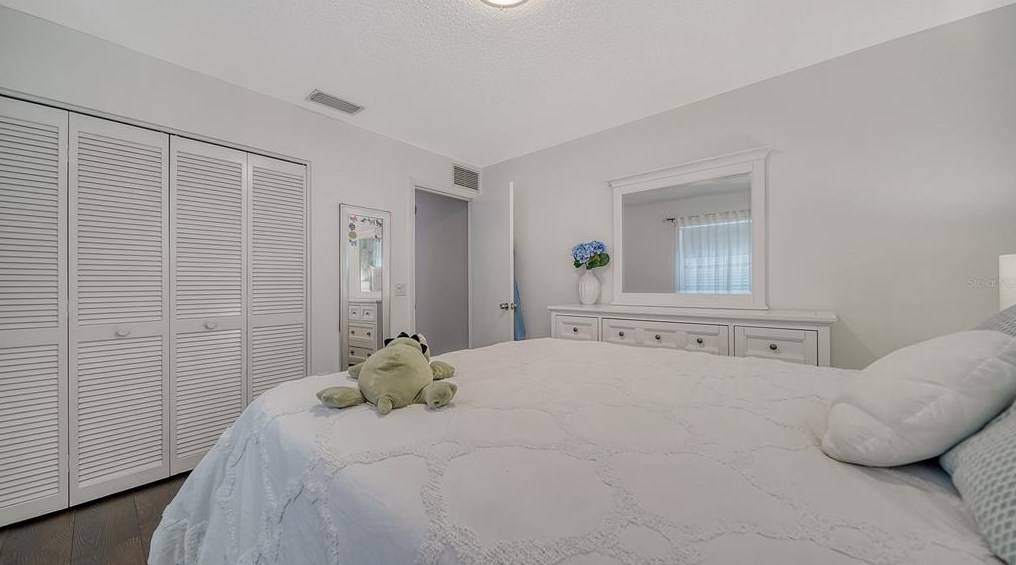 2453 Briar Oak Cir, Sarasota FL  34232-6128 exterior