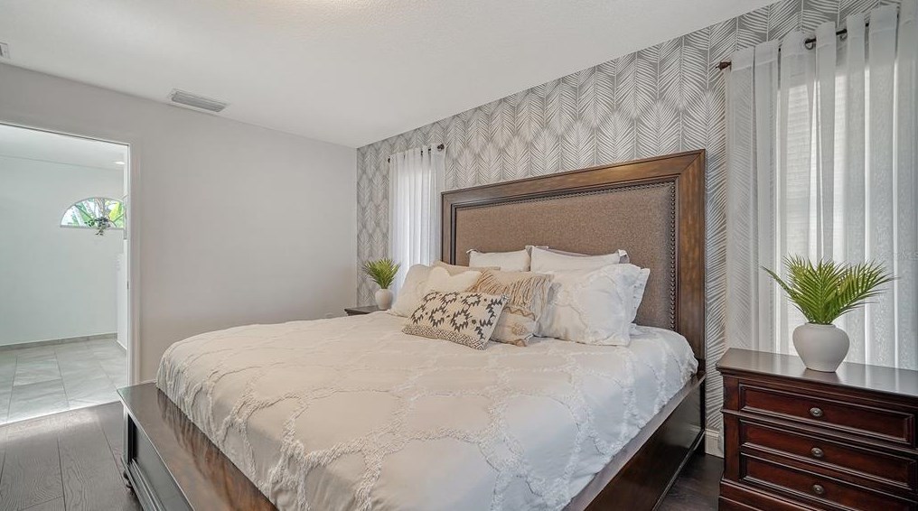 2453 Briar Oak Cir, Sarasota FL  34232-6128 exterior