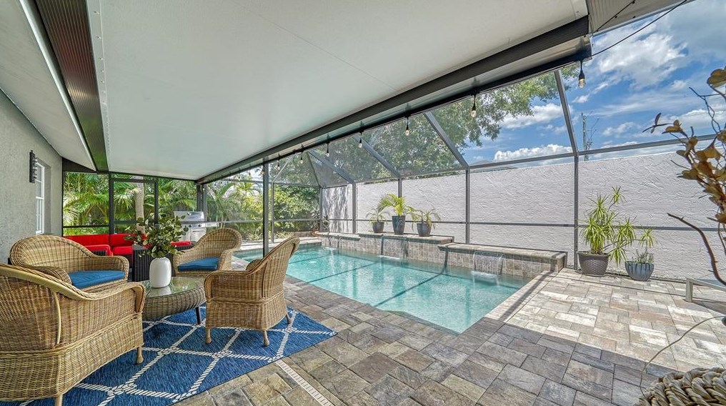 2453 Briar Oak Cir, Sarasota FL  34232-6128 exterior