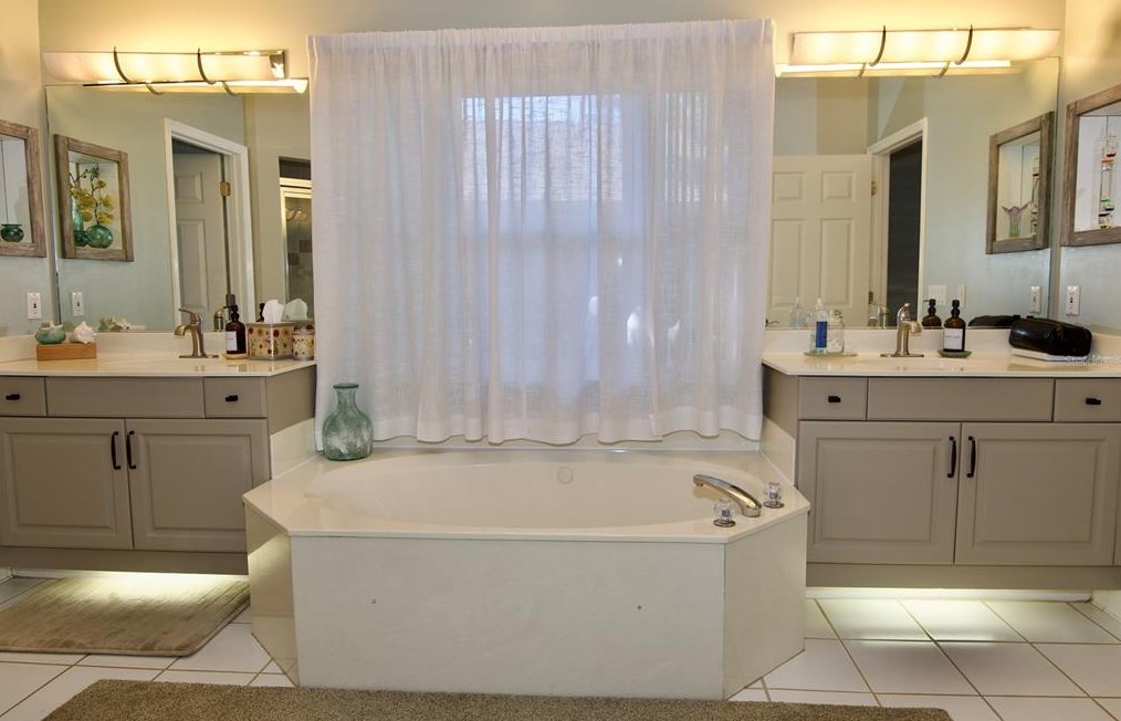 4912 Linsey Ct, Sarasota FL 34243-4556 exterior