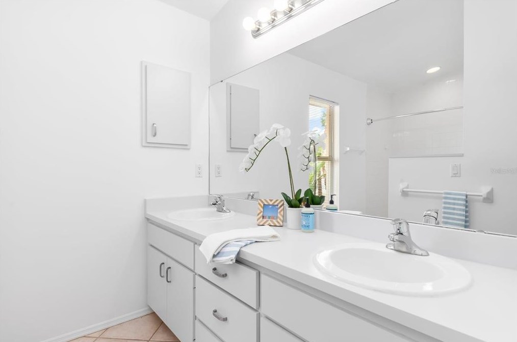 5629 Wilde Oak Way, Sarasota FL  34232-6611 exterior