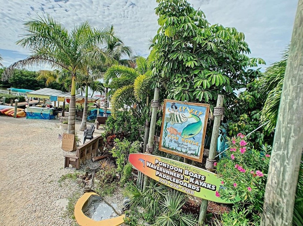 7348 Featherstone Blvd, Sarasota FL 34238-4394 exterior