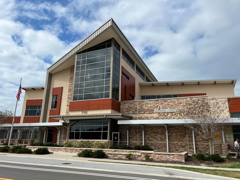 7348 Featherstone Blvd, Sarasota FL 34238-4394 exterior