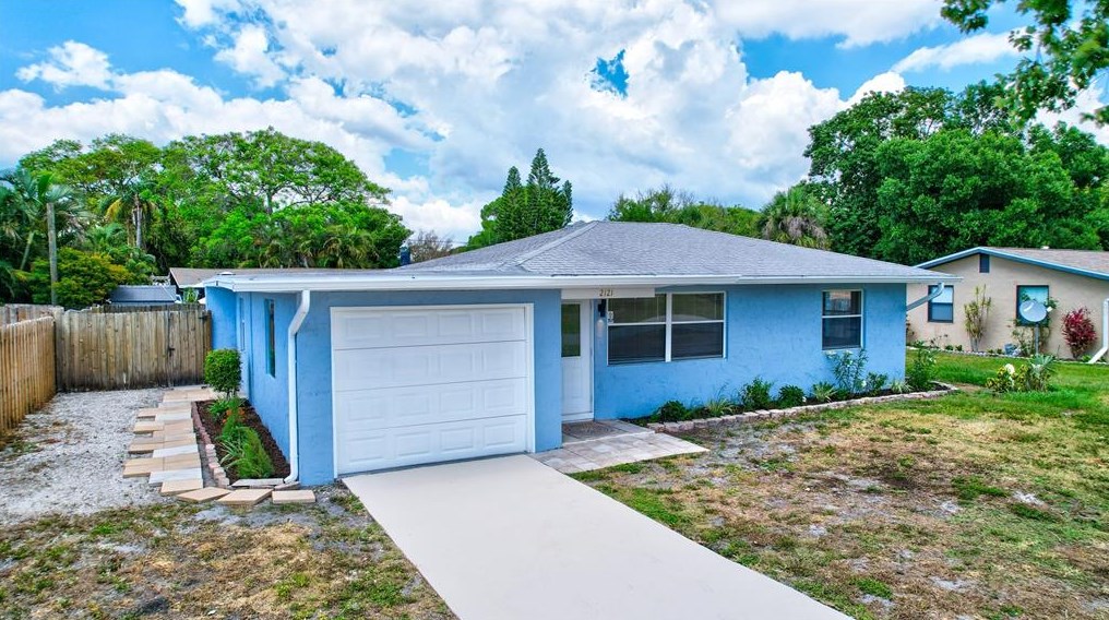 2121 Shawnee St, Sarasota, FL 34231-4322