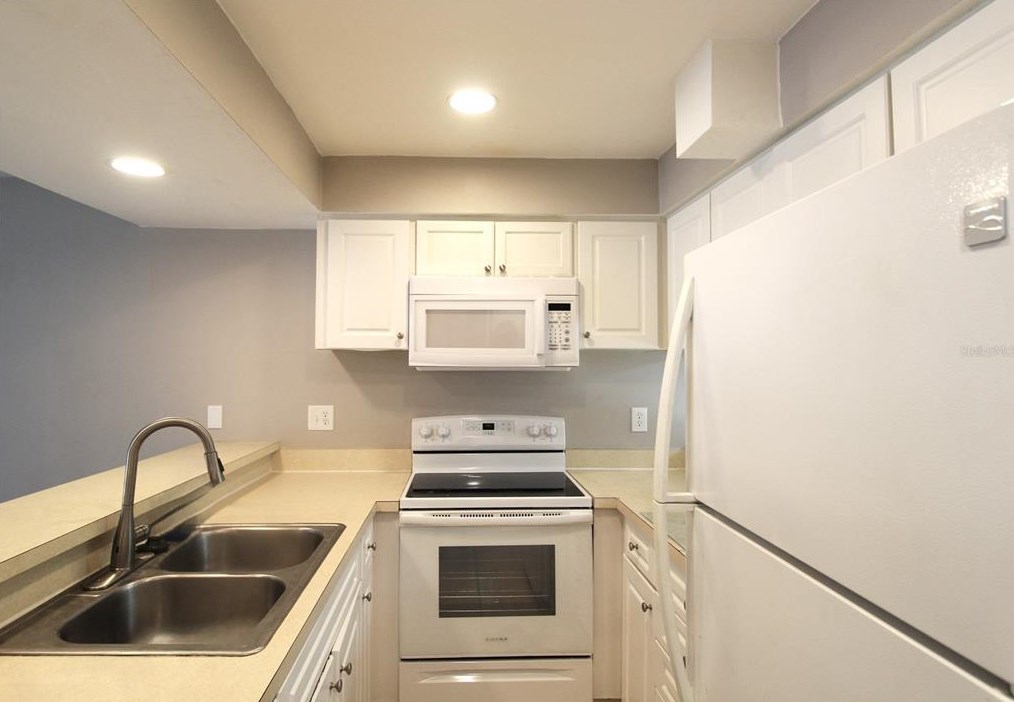 2745 Hope St, Sarasota, FL 34231-5120