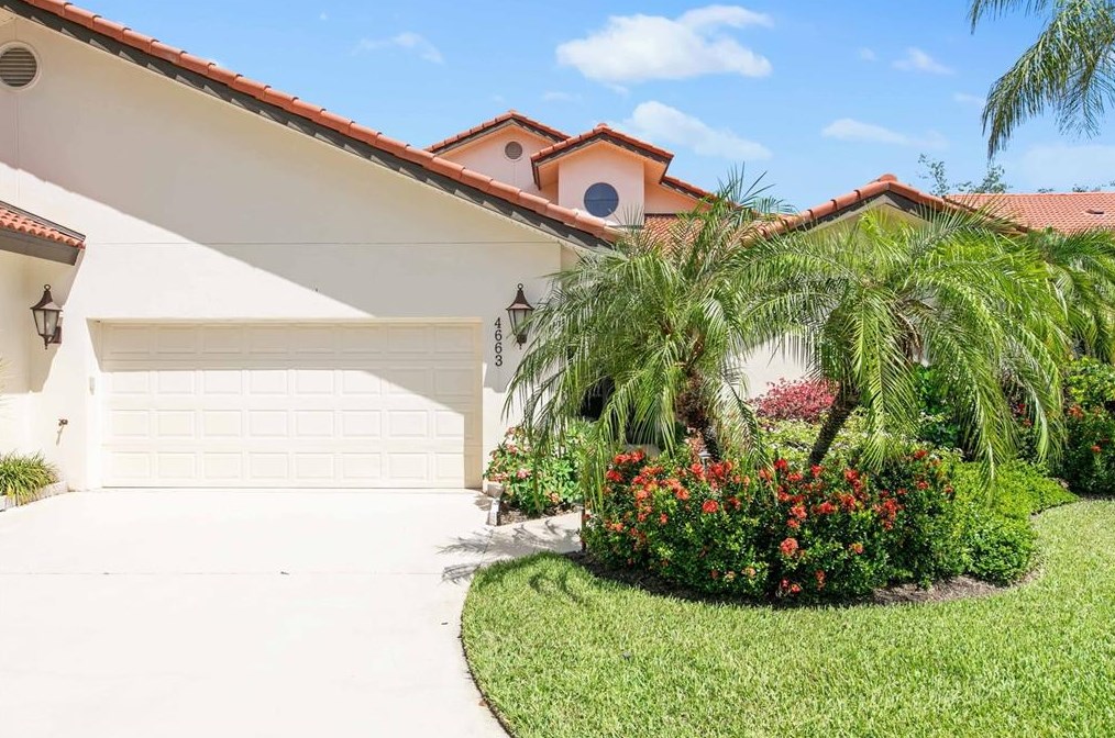 4663 Las Brisas Ln, Sarasota, FL 34238-4528