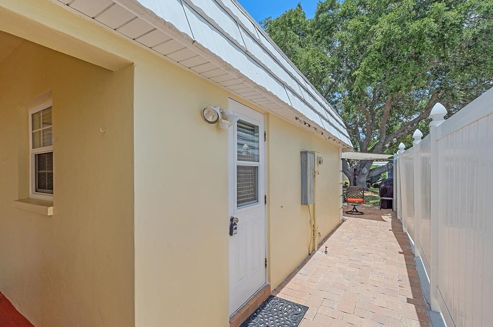 5835 Tidewood Ave, Sarasota FL  34231-3131 exterior