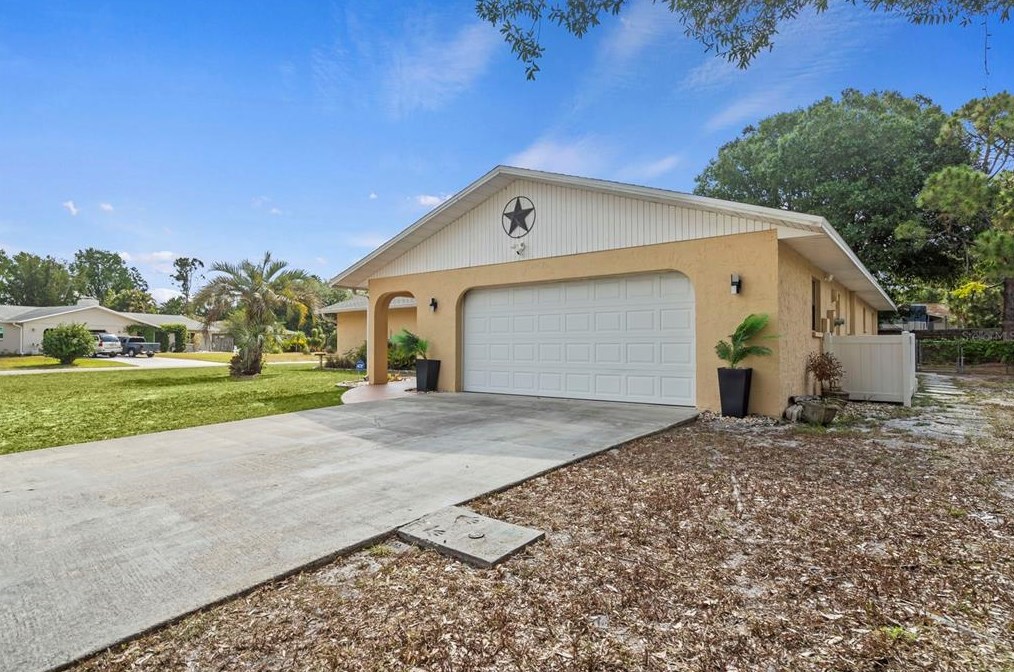 1477 Georgetowne Dr, Sarasota FL  34232-2011 exterior