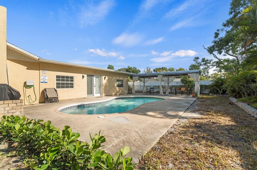 1477 Georgetowne Dr, Sarasota FL  34232-2011 exterior