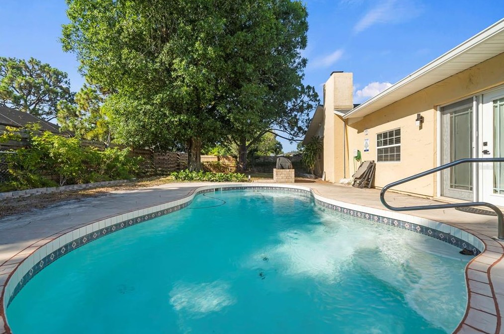 1477 Georgetowne Dr, Sarasota FL  34232-2011 exterior