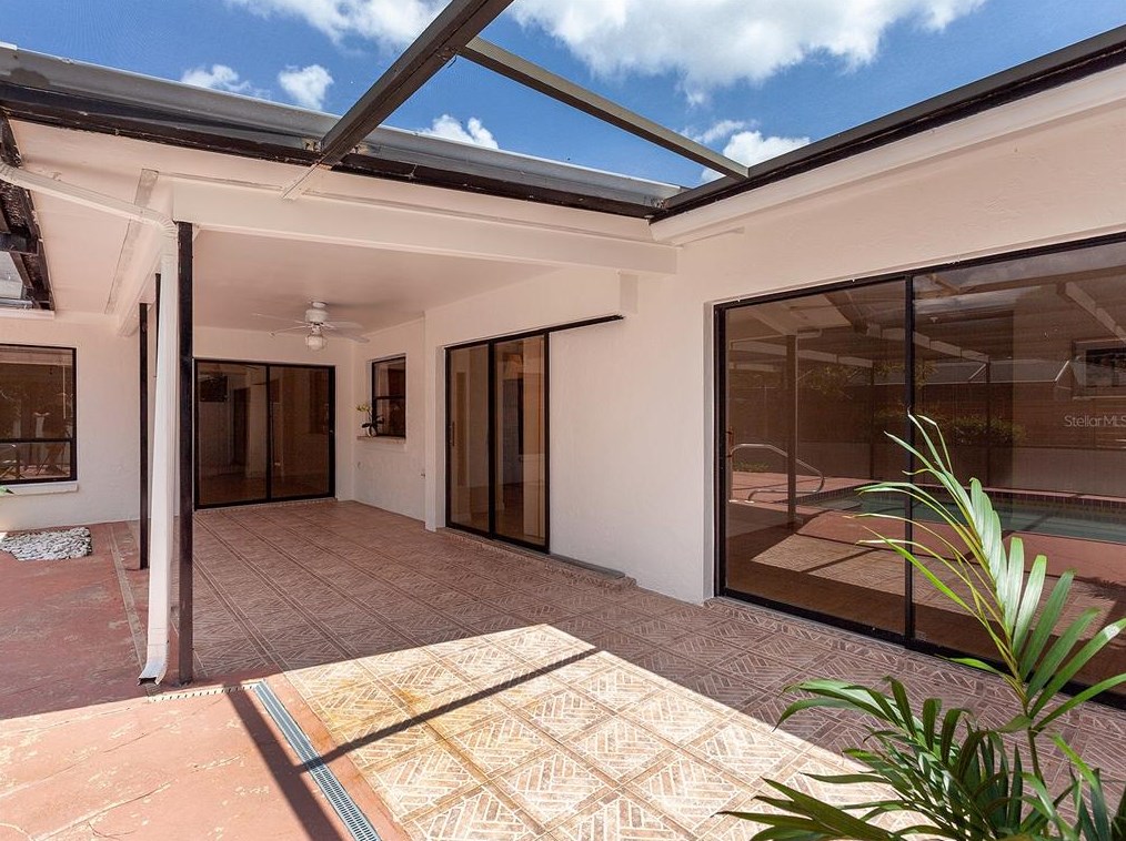 1702 Oak Vw Dr, Sarasota FL  34232-3358 exterior