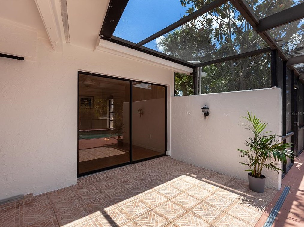 1702 Oak Vw Dr, Sarasota FL  34232-3358 exterior