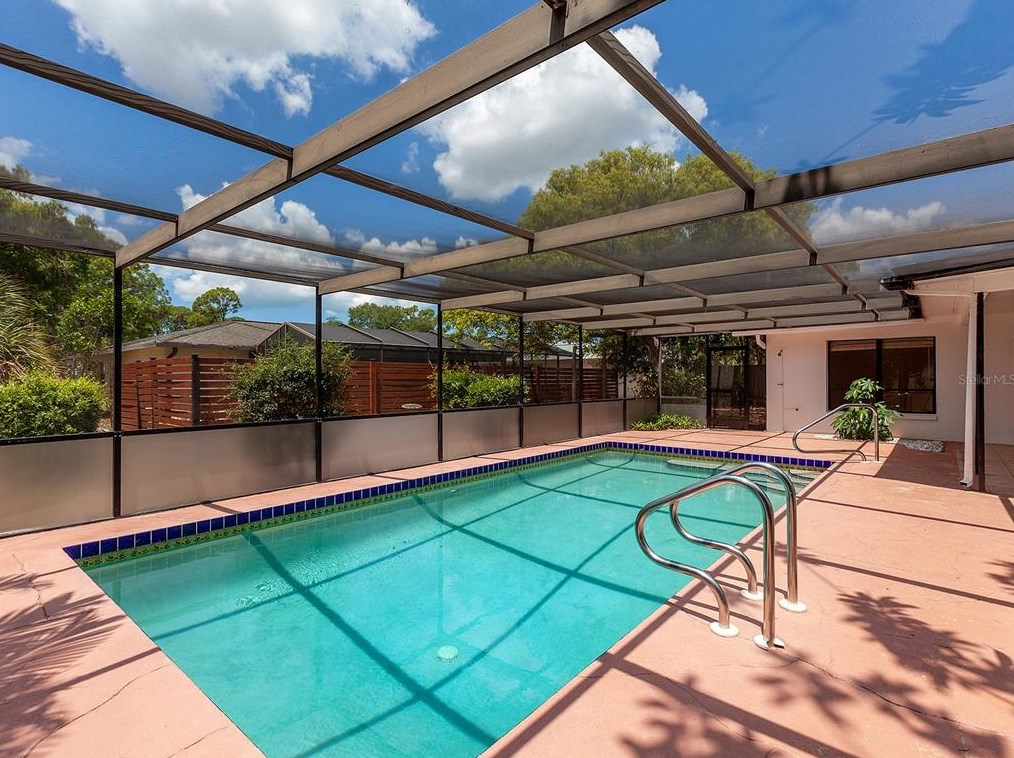 1702 Oak Vw Dr, Sarasota FL  34232-3358 exterior