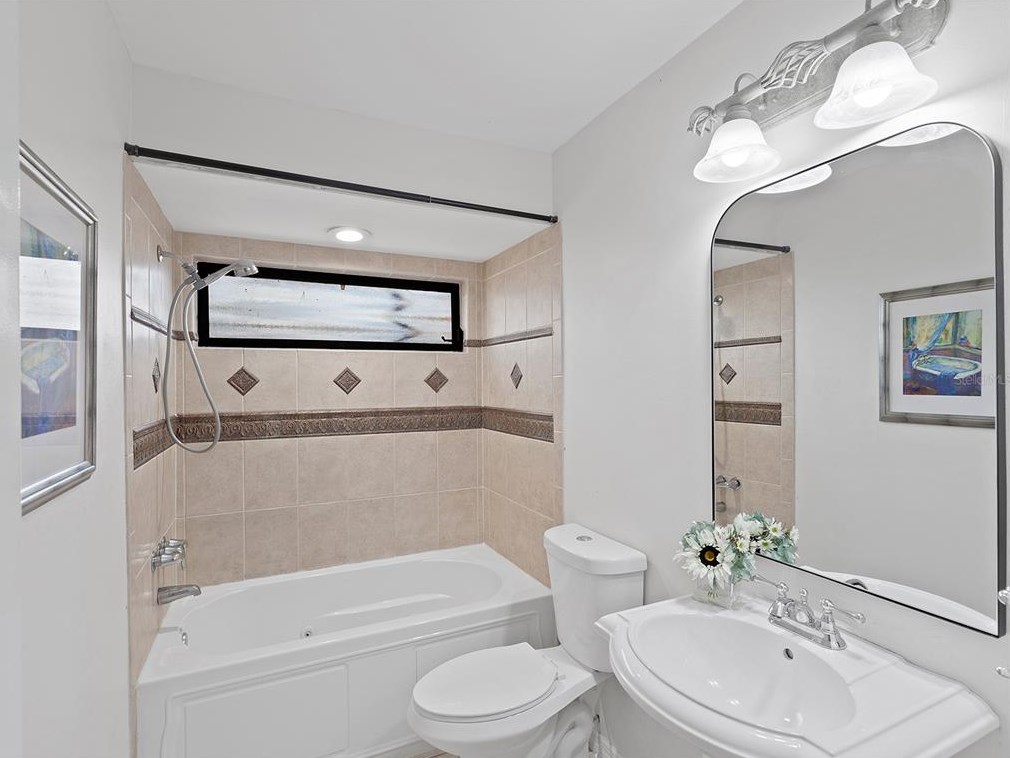 1702 Oak Vw Dr, Sarasota FL  34232-3358 exterior