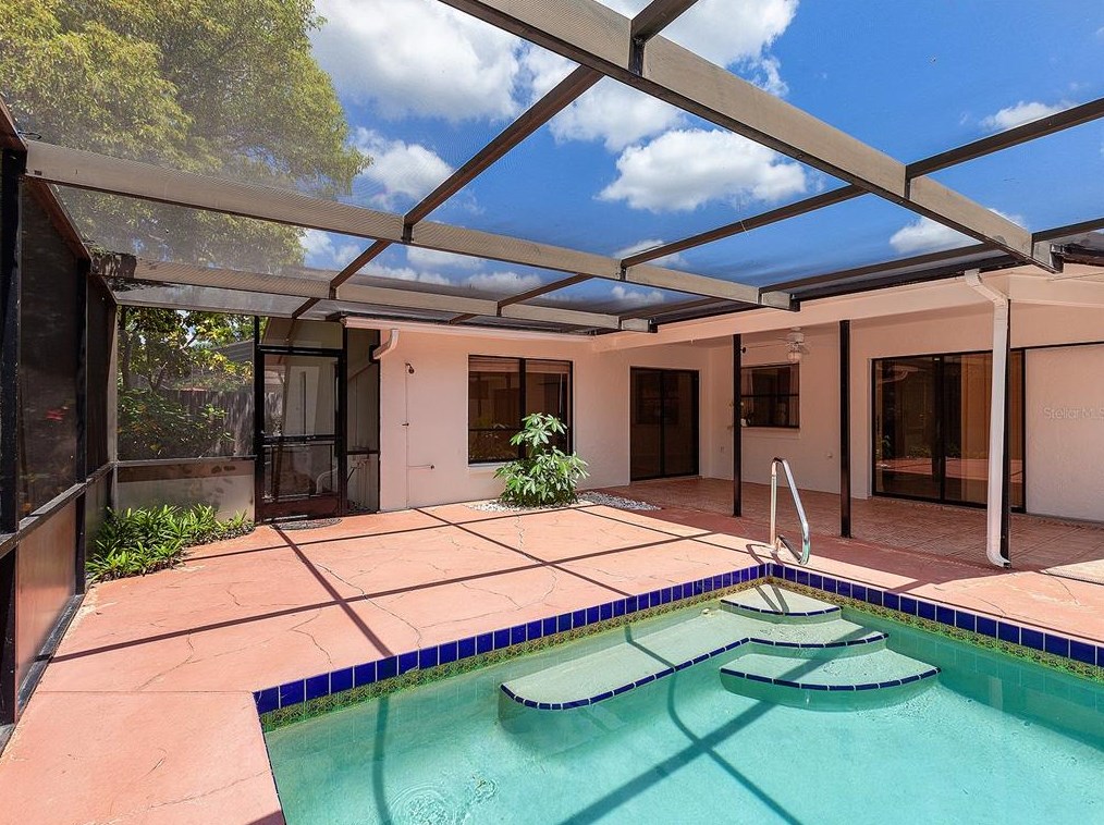 1702 Oak Vw Dr, Sarasota FL  34232-3358 exterior