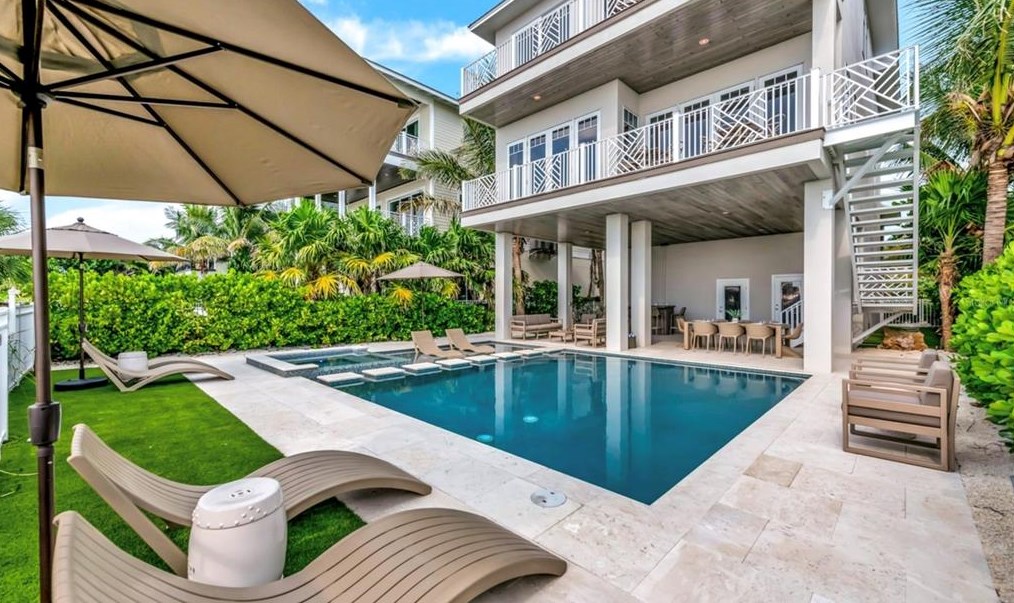 2510 Gulf Dr N, Bradenton Beach, FL 34217