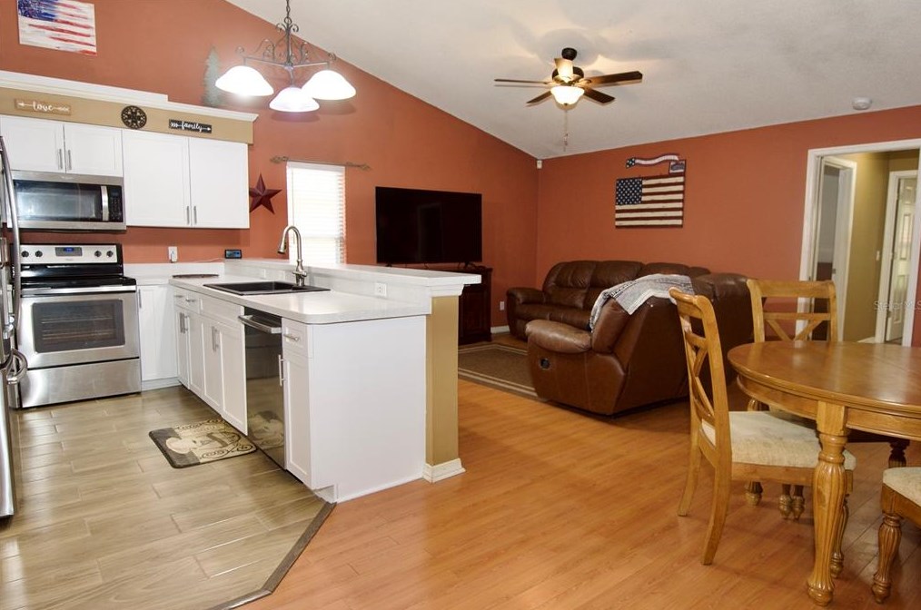 4930 72 St, Bradenton FL  34203-7946 exterior