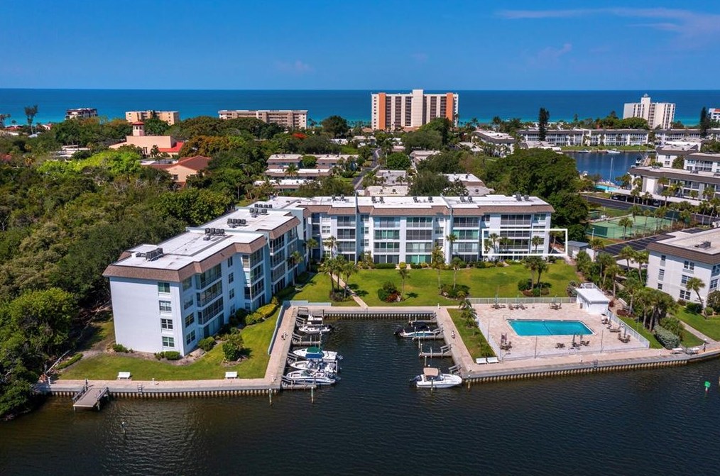 605 Sutton Pl, Longboat Key FL  34228-2350 exterior