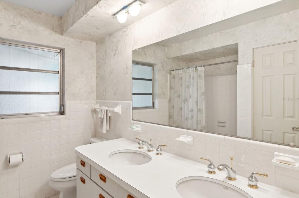 3300 Duncan Ave, Sarasota FL 34239-6605 exterior